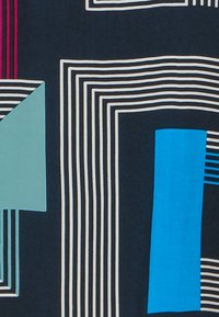 Textil med en marinblå bakgrund och alternerande ränder i vitt, blått och teal, accentuerat med geometriska former i blått och rosa.