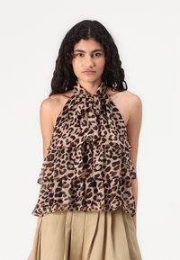 Top halter cu imprimeu leopard, cu volane în straturi. Fabricat dintr-un material ușor, având un cordon la gât legat și un finisaj texturat.