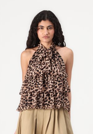 Top tipo halter con estampado de leopardo y volantes en capas. Hecho de tela ligera, presenta un lazo en el cuello y un acabado texturizado.