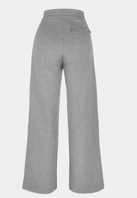 Grijze wijde broek van zachte stof, met een hoge tailleband en een achterzak. Het ontwerp is minimalistisch met een gladde textuur.