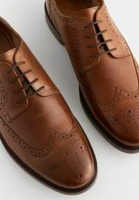 Next BROGUES WITH CONTRAST- REGULAR FIT - Šněrovací boty - tan brown