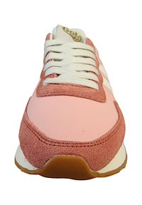 Sneaker z jasnoróżową syntetyczną cholewką i różowymi zamszowymi akcentami, białymi sznurowadłami i brązową gumową podeszwą. Złote logo na języku.