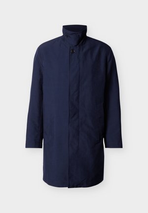 Tengerészkék színű, férfiaknak készült, középhosszú kabát magas gallérral, elöl gombokkal záródó, oldalzsebekkel, egyszínű fehér háttér előtt.