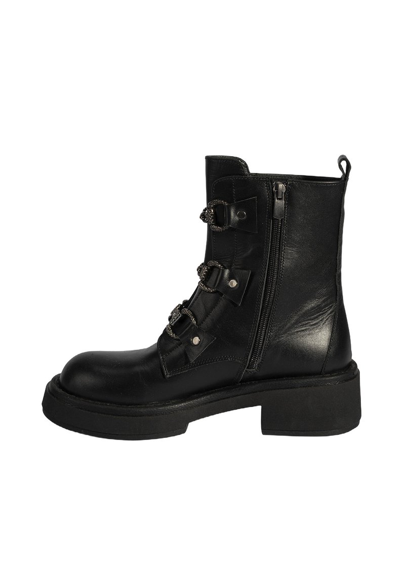 Bottine en cuir noir avec plusieurs brides décoratives, fermeture éclair latérale, semelle épaisse et finition texturée. Présente des accents de quincaillerie en ton argenté.