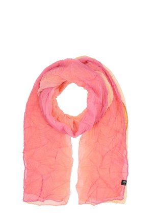 Écharpe légère froissée aux tons roses et pêche, enroulée librement en forme circulaire avec une petite étiquette noire dans un coin.