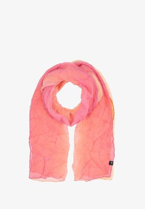 Écharpe légère froissée aux tons roses et pêche, enroulée librement en forme circulaire avec une petite étiquette noire dans un coin.