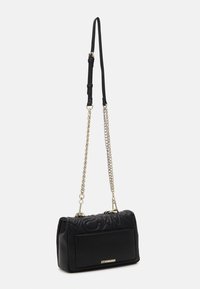 Bolso de mano de cuero negro acolchado con un diseño elegante, que presenta un bolsillo frontal y una correa de cadena doble con un acento de cuero.