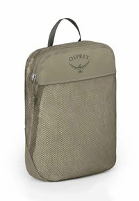 Compact khaki tas met mesh-textuur, ritssluiting, bovenhandvat en Osprey-logo op het voorpaneel. Eenvoudig en praktisch ontwerp.