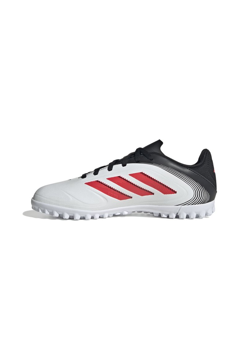 Zapatilla deportiva blanca con acentos rojos y tres rayas, con una parte superior lisa, un panel lateral texturizado y una suela de tracción de goma.