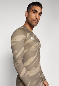 Venum UFC FIGHT WEEK RASHGUARDS - Pikkade varrukatega topp - desert camo