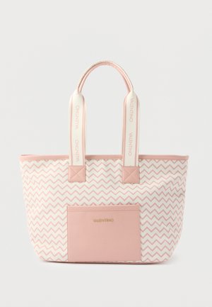 Ružová a biela taška Valentino v tvare chevron vzoru s širokými rukoväťami s logom značky a pevným ružovým predným vreckom so zlatým logom.