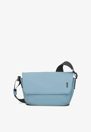 Borsa a tracolla azzurro chiaro realizzata in morbido materiale, con una forma rettangolare elegante, tracolla nera regolabile e un logo discreto.