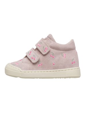 Scarpa rosa in camoscio per bambini piccoli con doppie fasce in velcro e piccoli motivi di ciliegie ricamate, suola in gomma color crema, vista laterale.