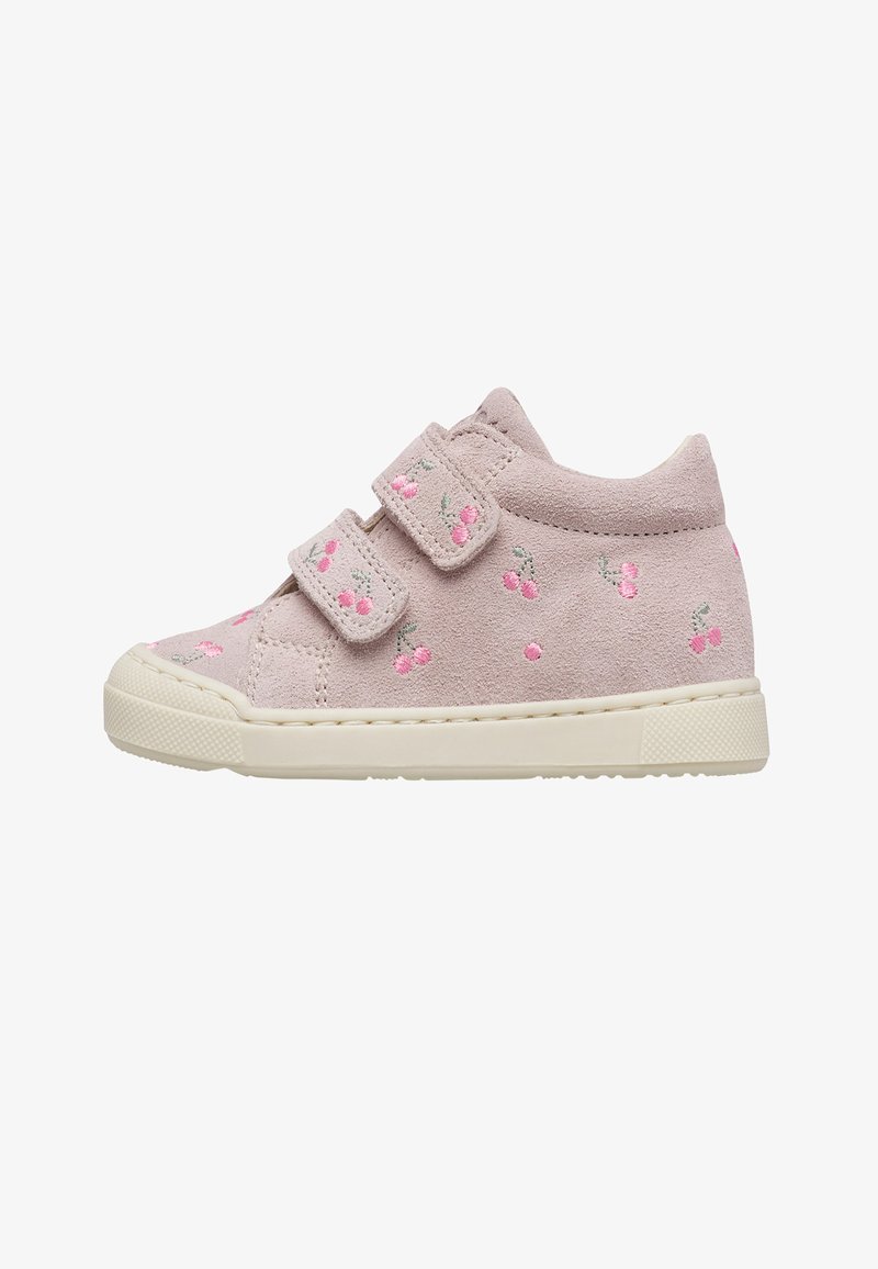 Chaussure pour tout-petit en daim rose avec double bride velcro et petits motifs de cerises brodés, semelle en caoutchouc crème, vue latérale.