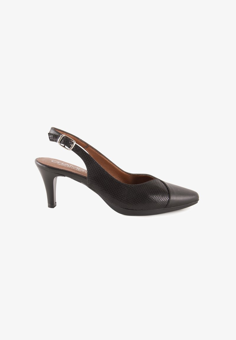 Zapato de tacón de tipo slingback negro con puntera afilada, parte superior texturizada y acentos de cuero suave. Cuenta con un tacón bajo y una correa ajustable en el tobillo.