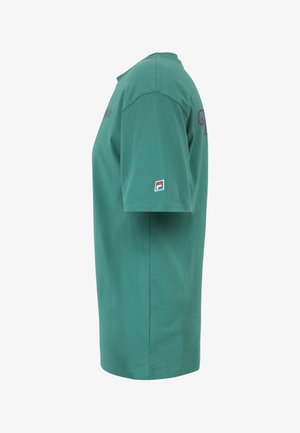 Zielona bawełniana koszulka z okrągłym dekoltem, krótkimi rękawami oraz naszywką z logo na lewym rękawie. Wyraziste litery na górnej części.