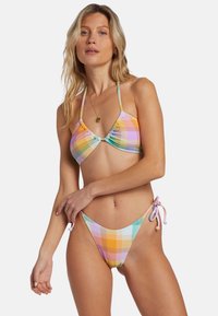 Bikini-set met een meerkleurig ruitpatroon in pastelkleuren, gemaakt van textuurstof met verstelbare strikjes aan de zijkanten van de onderkant.