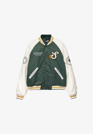 Bomberjacka med grön kropp och vita ärmar, tryckknappsstängning, broderade mönster, sidofickor och randiga ribbade muddarna.