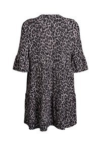 Robe imprimée léopard avec une coupe ample, un design à volants, des manches courtes et une encolure au dos. La palette de couleurs comprend des tons noirs et beiges.