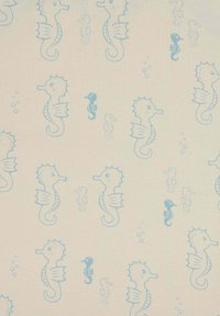 Tessuto di cotone con un motivo ripetuto di cavallucci marini azzurri e bolle su uno sfondo color crema. Dimensioni e disegni di cavalluccio marino variabili.