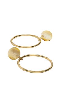 Złote metalowe kolczyki w kształcie obręczy z dużym okrągłym akcentem wykonanego z jasnego materiału o gładkiej powierzchni.