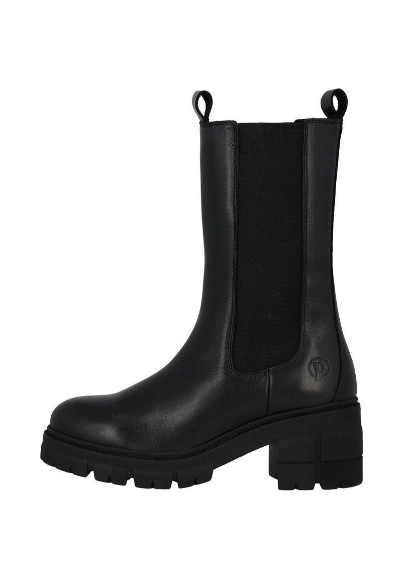 Botín de piel negra hasta el tobillo con paneles laterales elásticos, grueso tacón en bloque y lengüetas de tirón. Presenta una suela de goma texturizada con un patrón para mayor agarre.