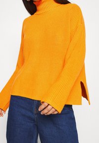 Monki Stickad tröja - yellow