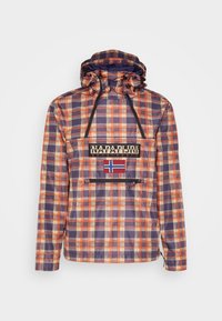 Plaid hættejakke i orange, lilla og creme med frontlomme med lynlås, Napapijri-logo og norsk flag-patch på brystet.