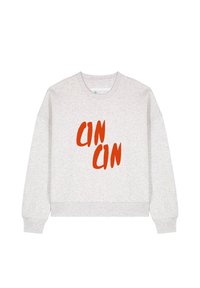 Hellegrauer Sweatshirt mit rotem stilisiertem Text "CIN CIN", der in der Mitte auf der Vorderseite platziert ist, mit langen Ärmeln sowie gerippten Bündchen und Saum.
