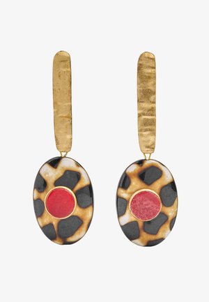 Prostokątne kolczyki w złotym odcieniu z owalnymi zawieszkami zdobionymi wzorem żółwia i centralnym czerwonym detalem.
