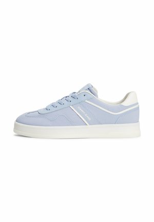 Helleblaue Sneaker mit weißen Akzenten, flache Sohle und Schnürsenkeln, Seitenansicht, die das Logo auf der Außenseite hervorgehebt.
