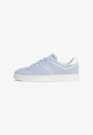 Lichtblauw sneaker met witte accenten, met een platte zool en veters, zijaanzicht dat het logo aan de buitenkant benadrukt.