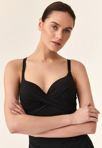 TATUUM JUNALI - Uimapuku - black