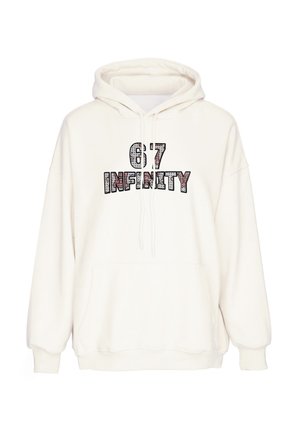 Biała bluza z kapturem, kieszenią z przodu i sznurkami, z napisem "67 INFINITY" w wzorzystych drukowanych literach na przodzie.