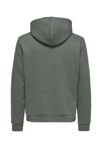 Hætte sweatshirt i dæmpet grøn med en blød tekstur, der har en fuld ryg, ribbede ærmer og talje for en tætsiddende pasform.