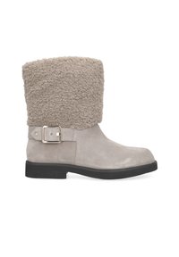 Bottine en daim gris avec une tige en shearling douce et duveteuse, détail de boucle rectangulaire, semelle plate noire et forme élancée.