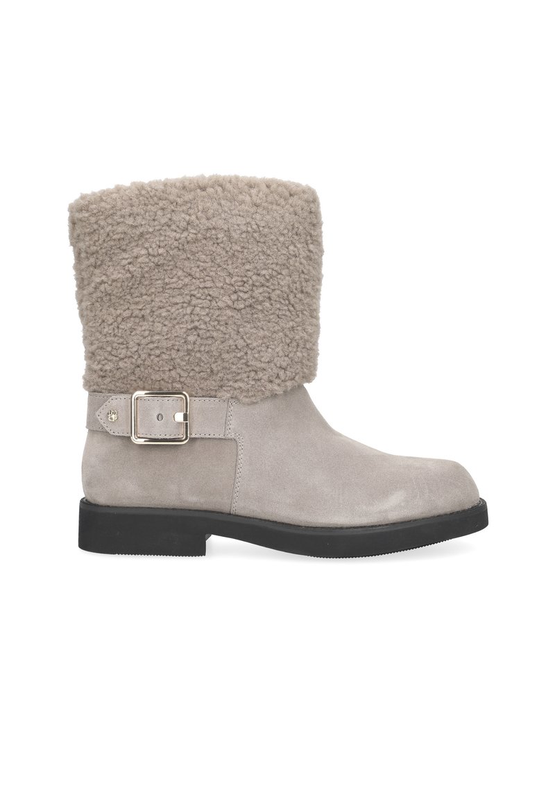 Bottine en daim gris avec une tige en shearling douce et duveteuse, détail de boucle rectangulaire, semelle plate noire et forme élancée.