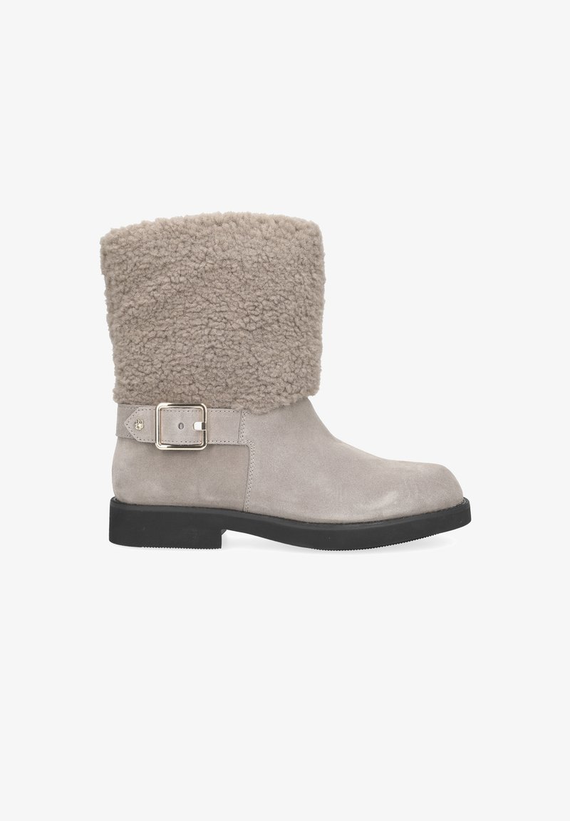 Bottine en daim gris avec une tige en shearling douce et duveteuse, détail de boucle rectangulaire, semelle plate noire et forme élancée.