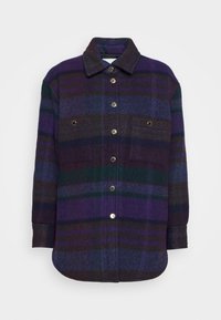 Camisa de franela a cuadros en púrpura, verde y marrón, con cuello puntiagudo, mangas largas, dos bolsillos en el pecho y cierres de botones metálicos.