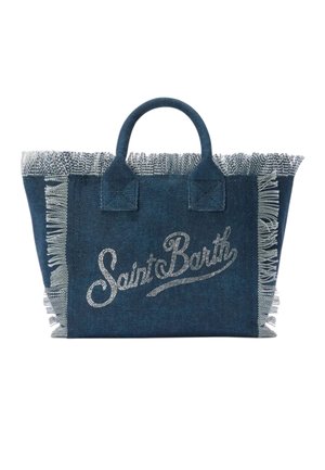 Borsa tote in denim blu con bordi sfrangiati e "Saint Barth" ricamato in corsivo bianco sul davanti, con due manici corti.