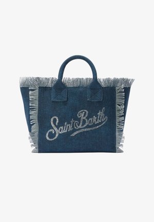 Borsa tote in denim blu con bordi sfrangiati e "Saint Barth" ricamato in corsivo bianco sul davanti, con due manici corti.