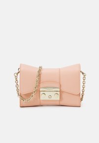 Růžově broskvová kožená kabelka s překládaným designem, zlatavě zbarvenou kovovou sponou a řetízkovým popruhem. Obsahuje uzavření na sponu a hladký povrch.