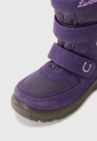 Fioletowe zimowe buty z teksturowanym zamszowym wykończeniem, regulowanymi paskami na rzepy oraz wzmocnioną gumową podeszwą dla większej trwałości.