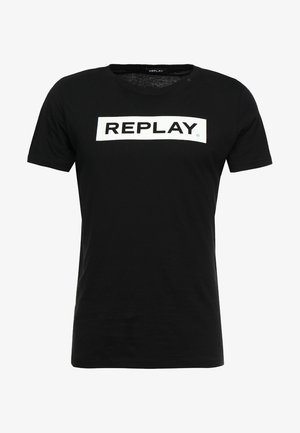 T-shirt in cotone nero con un logo rettangolare bianco con "REPLAY" in lettere nere in grassetto sul petto. Maniche corte, scollatura rotonda.