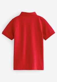 Polo shirt in cotone rosso, maniche corte, colletto a risvolto, linee pulite, colore solido, senza loghi o motivi visibili. Design casual, materiale leggero.