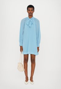 Alice + Olivia GRACEN TRAPEZE MINI DRESS - Kasdienė suknelė - mineral blue