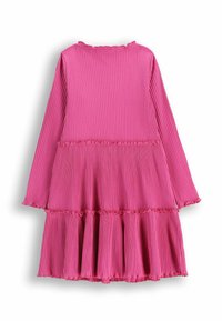 Różowa, żeberkowana sukienka z długimi rękawami, posiada warstwową spódnicę z falbankami w okolicy talii i u dołu, uszyta z miękkiego, teksturowanego materiału.