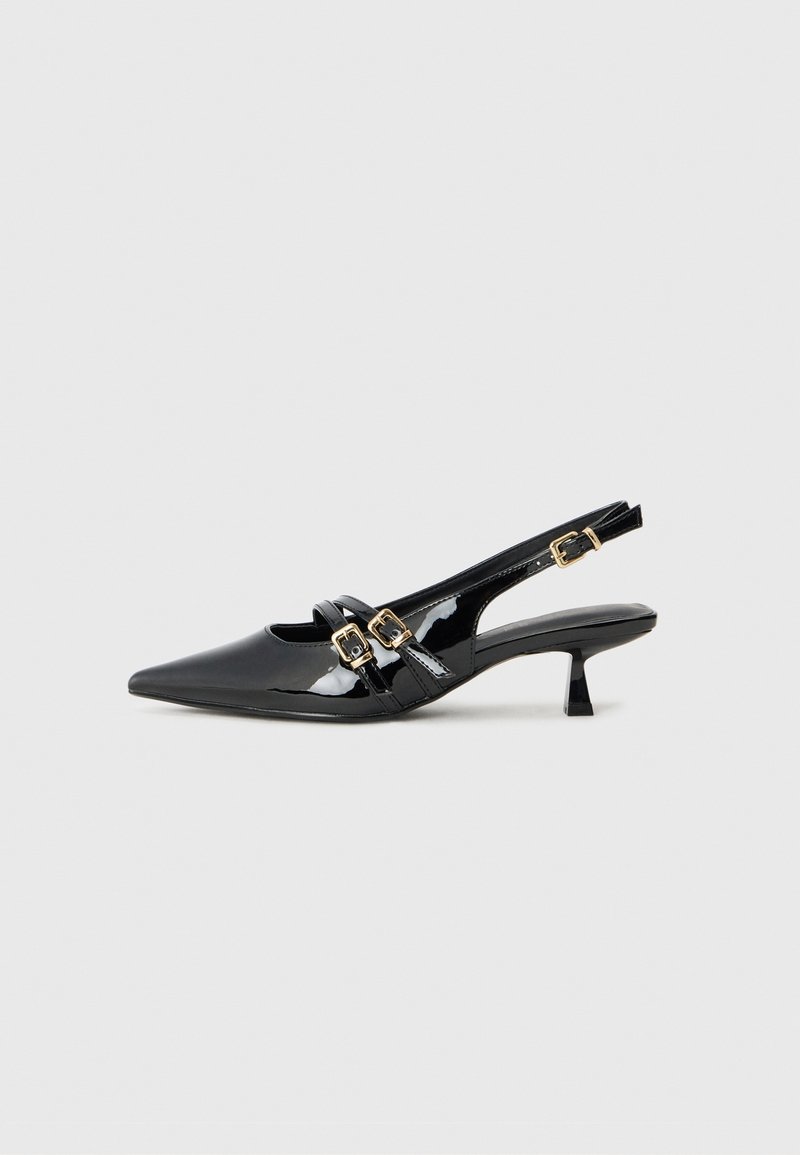 Escarpin slingback en cuir verni noir avec bout pointu, deux brides à boucle dorée et un talon bas incliné sur un fond neutre.