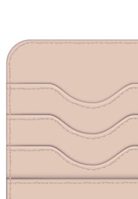 Esquina de una cartera de cuero beige con tres ranuras curvas para tarjetas y costura visible a lo largo de los bordes y curvas.