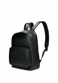 Zwarte leren rugzak met gewatteerde bandjes, een voorvak met rits en een geperst dambordpatroon op het lichaam en het vak.